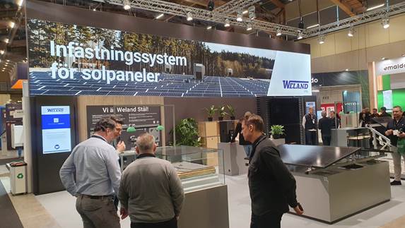 Solpaneler är fint, men de måste kunna fästas, skyddas och rengöras också. Här finns något för alla. Foto Jörgen Städje
