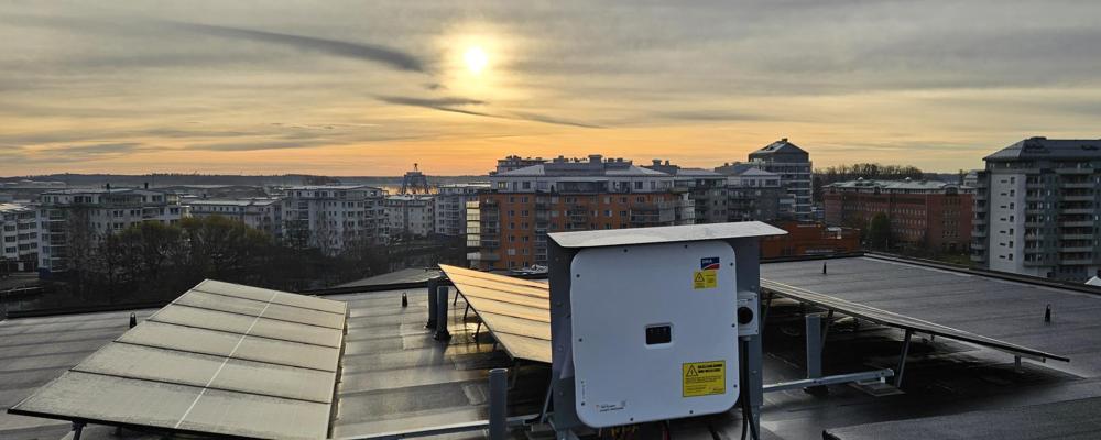 Solceller på tak i stadsmiljö producerar förnybar el redan från dagens första solstrålar. Bild av: Nordic Solar