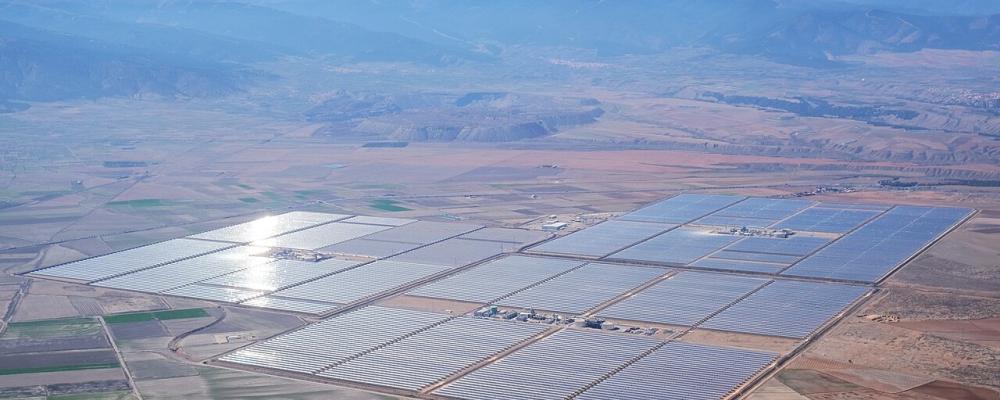 Andasols solkraftverk på 150 MW är ett kommersiellt solvärmekraftverk av typen paraboliska tråg, beläget i Spanien. Anläggningen använder tankar med smält salt för att lagra solenergi, vilket gör att el kan fortsätta produceras även när solen inte skiner. Foto: Wikipedia Commons Lic. Kredit: Kallerna