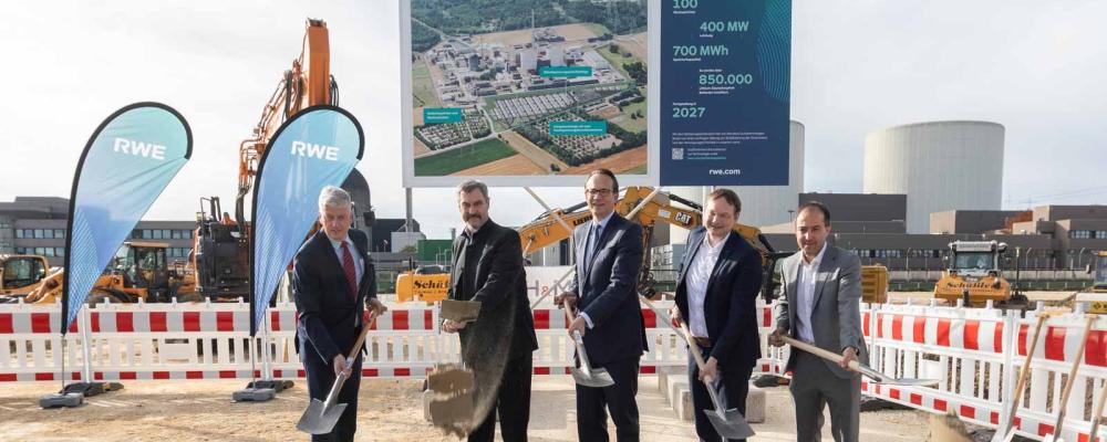 Ceremoni vid byggstarten av RWEs nya batterilager i Gundremmingen, där även Bayerns ministerpresident Markus Söder, andra från vänster, deltog. Foto: RWE