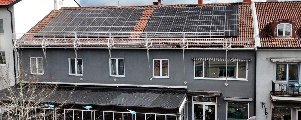 Här fångar Krogeriet solens kraft – med hjälp av solceller på taket genereras förnybar el för både verksamheten och framtiden.  Av: Anna-Karin Jeppsson