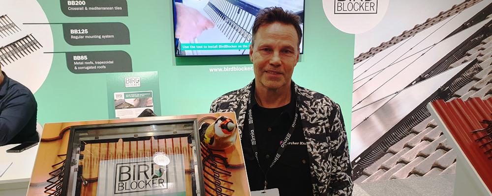 Anders Sjöstrand visar produkten