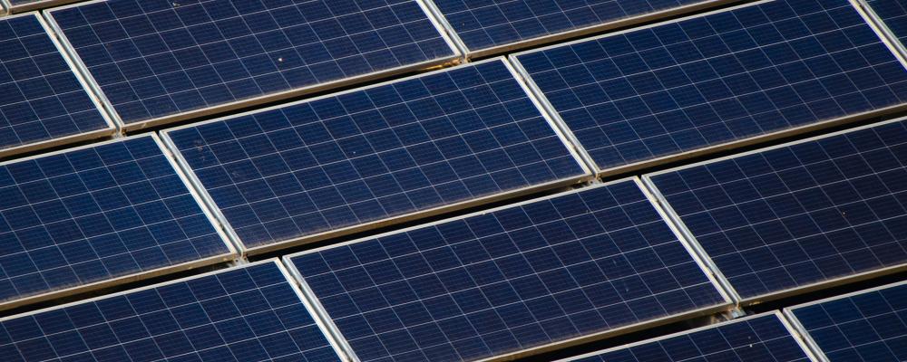 Solceller. Foto: Chirayu Trivedi / Unsplash