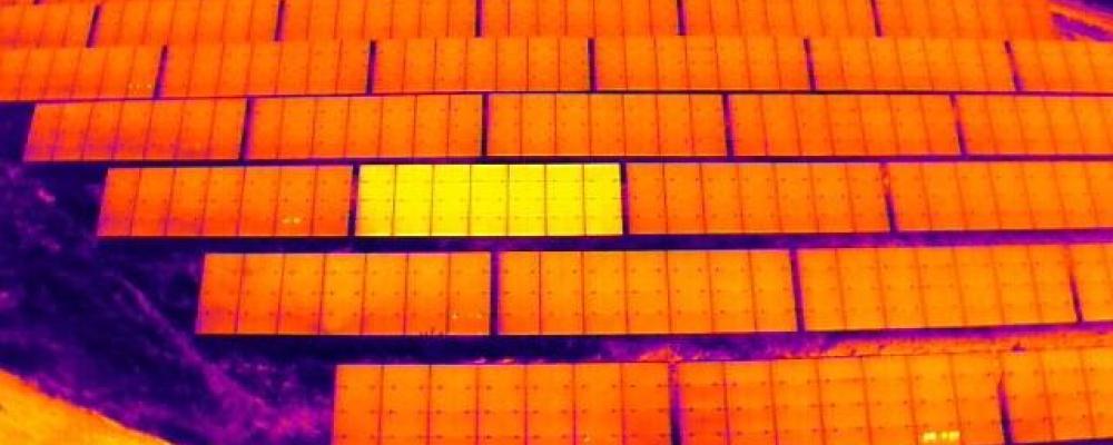 Drönare med värmekamera identifierar defekta paneler och effektiviserar underhållet av solkraftverk och gör arbetet säkrare. Foto: Enersense.