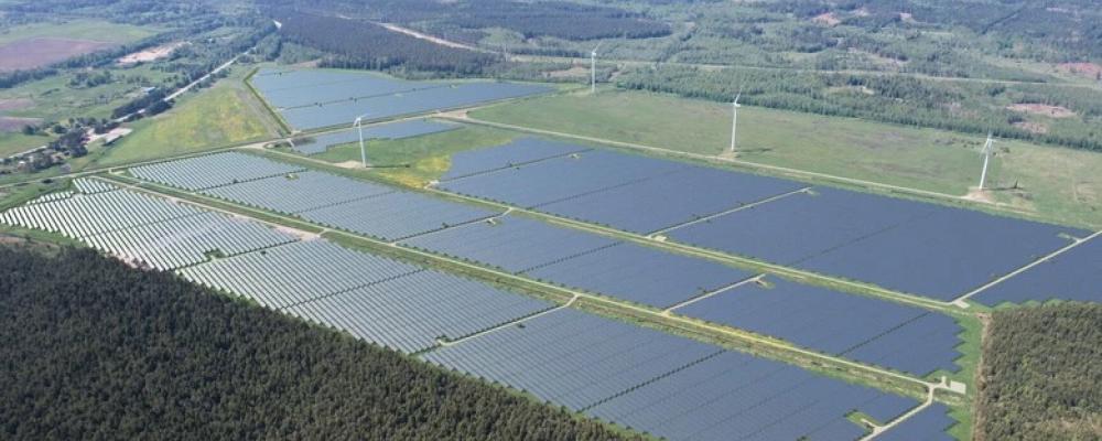 Projektet har utvecklats genom European Energys lettiska dotterbolag Stelo Orienta och finansierats med stöd från bland annat Nordic Investment Bank (NIB), Luminor Bank och tyska NORD/LB. Finansieringen uppgavs tidigare uppgå till omkring 68 miljoner euro. Foto: European Energy.