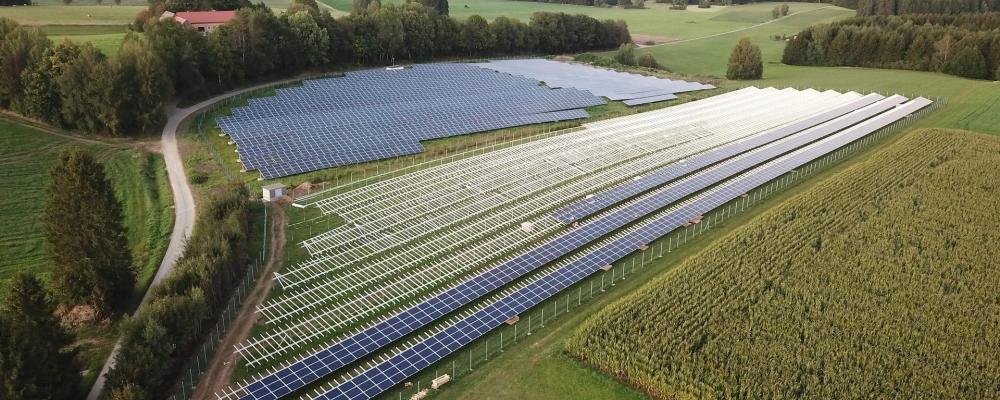 Bilden visar bygget av en ny solenergipark i Tyskland.  Foto: Creative Commons Lic. Kredit: Fabersam