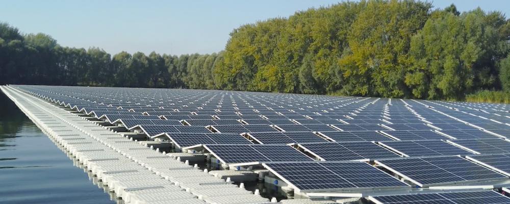 DNV lanserar nya internationella standarder för flytande solcellsanläggningar för att minska tekniska risker och förbättra säkerheten. Foto: RWE