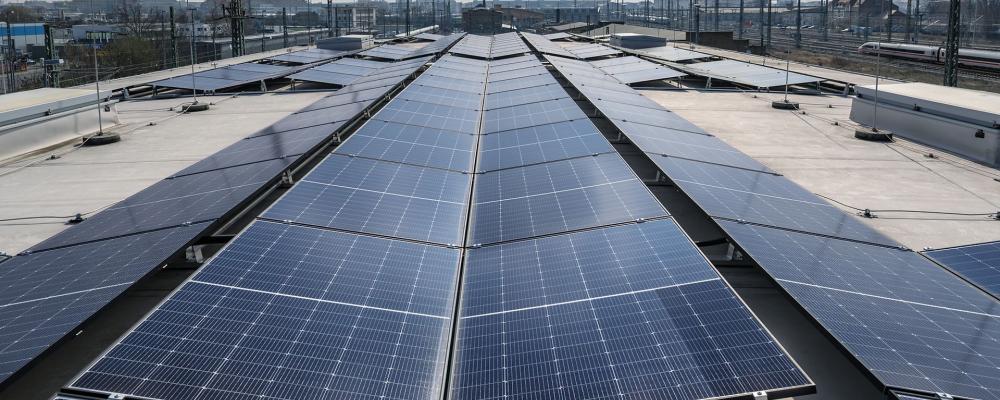 Tillsammans med solpanelerna, som har en maximal effekt på upp till tvåhundrafemtio kilowatt, täcker batterisystemet omkring en fjärdedel av verkets totala elförbrukning. Det innebär en årlig besparing på cirka åttiofemtusen euro i energikostnader.  Foto: Deutsche Bahn AG, Max Lautenschläger