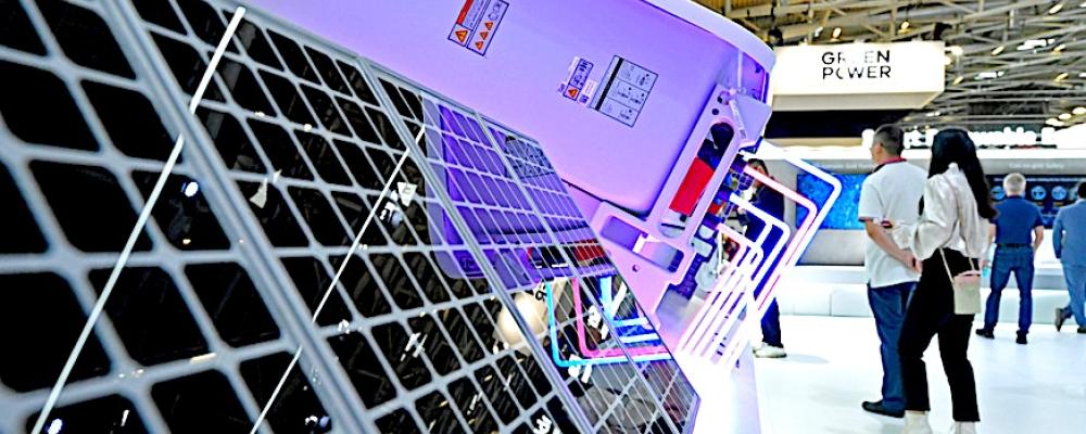 Bilden visar nya paneler på årets Intersolar Europe 2025 – Solenergins viktigaste mötesplats och världens ledande solenergimässa, Intersolar Europe, som arrangeras i München den 7–9 maj 2025. Under temat Connecting Solar Business samlar evenemanget globala aktörer för att visa upp nya produkter, affärsmodeller och tekniska trender. Till utställarna hör tillverkare, leverantörer, distributörer, installatörer, tjänsteleverantörer, projektutvecklare, konsulter och start-ups. Mässan är en del av The smarter E Europe – Europas största mässallians för energibranschen. Foto: Intersolar Europe 2025