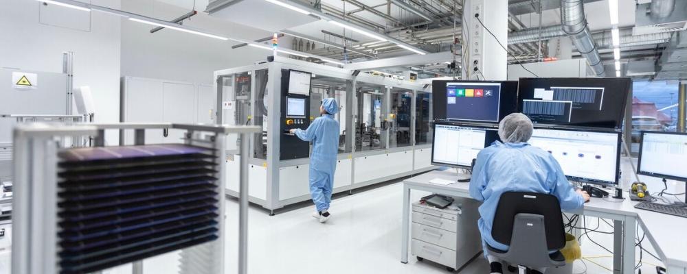 Den automatiserade solcellstestaren i produktionslinan vid PV-TEC med styrdator för avancerad analys av mätdata. Fraunhofer ISE/Foto: Dirk Mahler