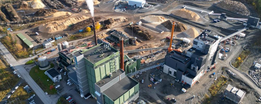 Jämtkrafts nya kraftvärmeverk i Lugnvik (till höger) kompletterar det tidigare kraftvärmeverket (till vänster), som togs i drift år 2002, och den nya, mindre anläggningen är bland annat anpassad för att kunna köras under sommaren då värmebehovet är lägre. Foto: Jämtkraft/Victor Agestam
