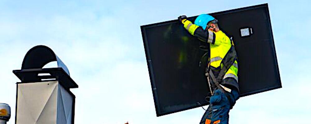 Installation av solpaneler i Urjala i Finland. Foto: Kotisi Energia