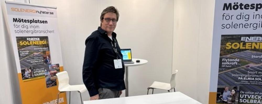 Magnus Sundman, projektledare för Solenerginyheter.se, här på plats i montern på Elmia Solar. 
Foto: Jörgen Städje/conventus