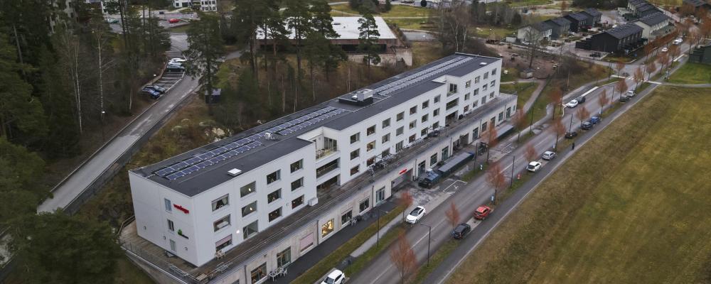 Heba Fastighets AB fortsätter installationen av solpaneler på fastigheter i samarbete med OKQ8 som leverantör. Pressbild: OKQ8 Scandinavia