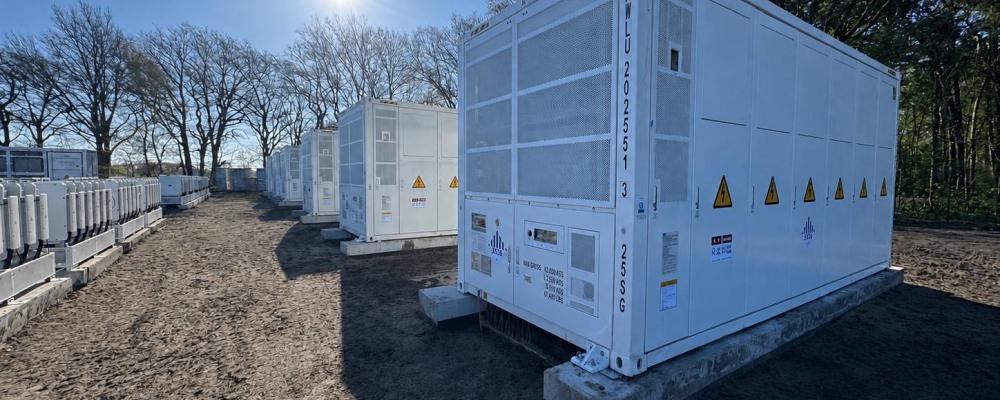 Projektet är Nordic Solars första hybridanläggning där batterilagring integreras direkt med en solpark. Batteriet ska kunna lagra överskottsel under perioder med hög produktion och sedan leverera el tillbaka till nätet när efterfrågan ökar eller produktionen sjunker. Foto: Nordic Solar