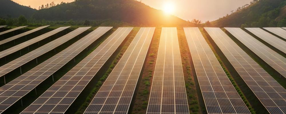 Inkapslingsfilmer i solpaneler utsätts för extrem värme, fukt och UV-strålning under drift. Detta påverkar panelernas livslängd. Foto: Creative Commons Lic.