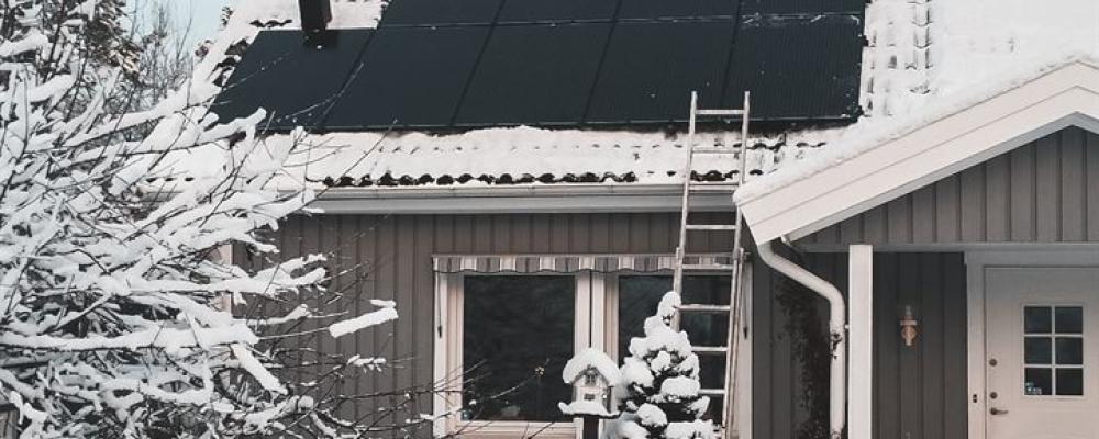 Hus med solceller i vinterlandskap. Pressbild: Otovo