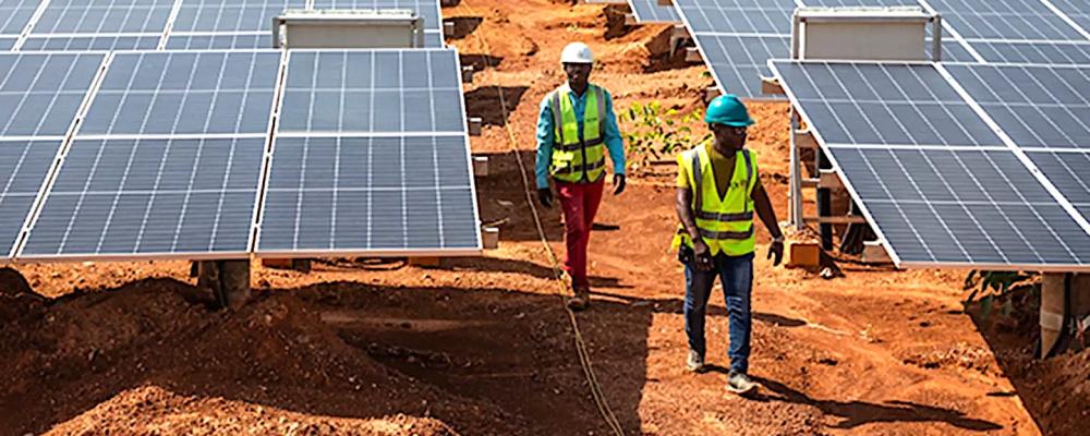 I soliga Afrika är kalkylen särskilt komplex. Kontinenten har ett stort behov av investeringar i energisektorn, men många afrikanska ledare vill undvika att upprepa tidigare utvecklingsmodeller där råvaror exploateras och exporteras, medan det lokala värdeskapandet uteblir. Foto: World Bank