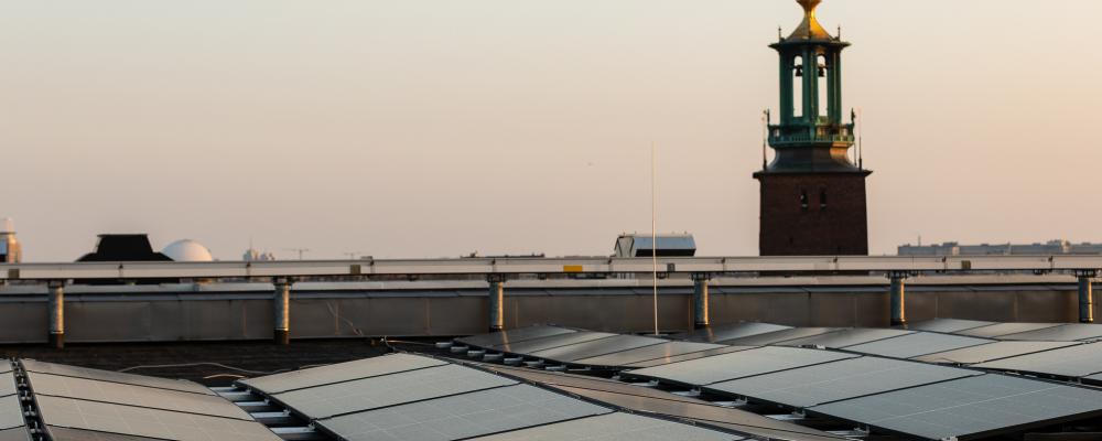 Anläggningen omfattar 875 m² solpaneler med en installerad effekt på 195 kWp. Pressbild: Rickard Croy