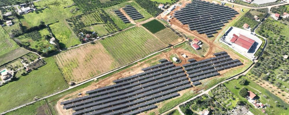 8,3 MWac solkraftverk Bosco i Partinico, Sicilien och 15 000 solcellsmoduler kommer att förse upp till 7 000 italienska hushåll med grön el. Viltvänligt stängsel installerat för att skydda biologisk mångfald. Foto: RWE