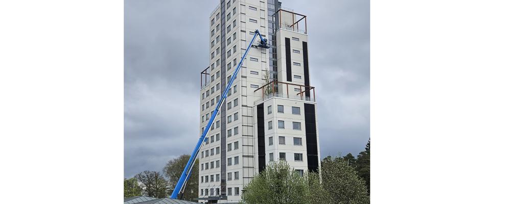 Skrapan, Skövde med Rexel solceller. Pressbild: Rexel