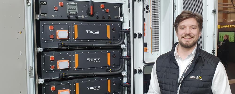 Axel Malmborg berättar om Solax vid en stor växelriktare