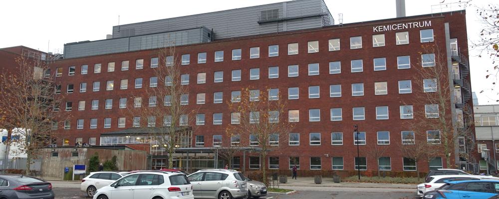 Forskare på Kemicentrum vid Lunds universitet, som studerar en lovande metod för att omvandla solenergi direkt till bränsle, har nu visat att det går att få omvandlingsprocessen att fungera med miljövänliga färgämnen baserade på vanligt förekommande metaller som järn. Foto: Alarik Haglund