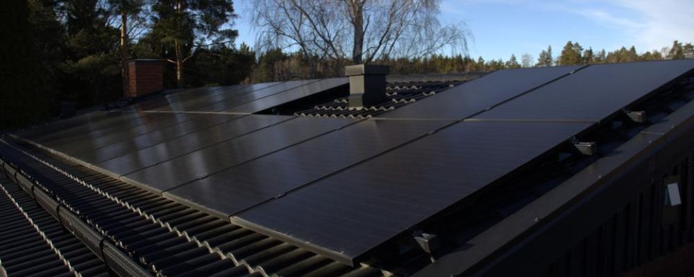 Solceller på tak. Pressbild: Ferroamp