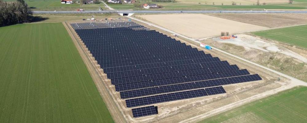 Ungefär 4 000 solpaneler kommer från och med mitten av 2025 att producera el i solparken i Dorfen. Området ligger söder om A94 (i bakgrunden), ungefär i höjd med Kloster Moosen på andra sidan motorvägen. © Stadtwerke Dorfen ( Dorfens energibolag)