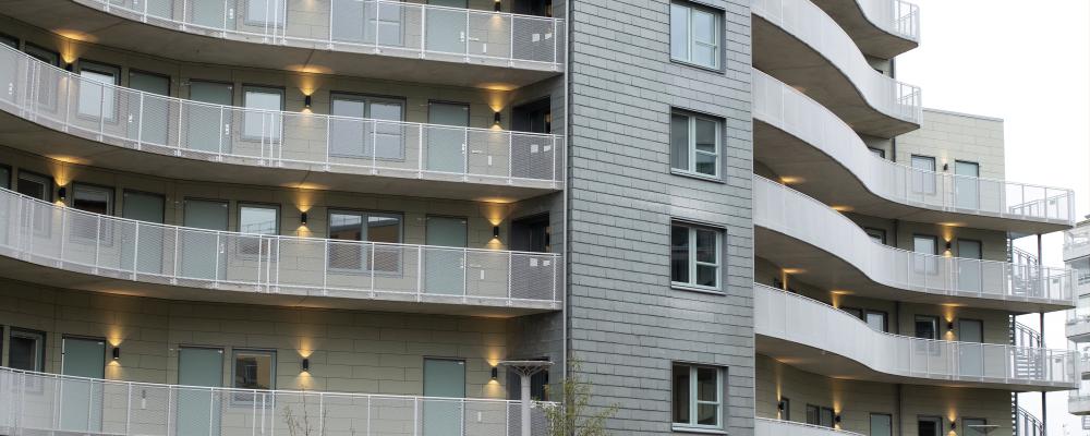 En grå vågformad byggnad med loftgångar. Vågkanten, Partille 2024. Av: Julia Sjöberg
Upphovsrätt: Wikström Installationskonsult AB