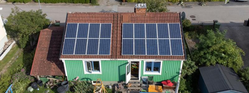 Fredrik Sandberg/TT: Solceller på en villa i Uppsala. Arkivbild.