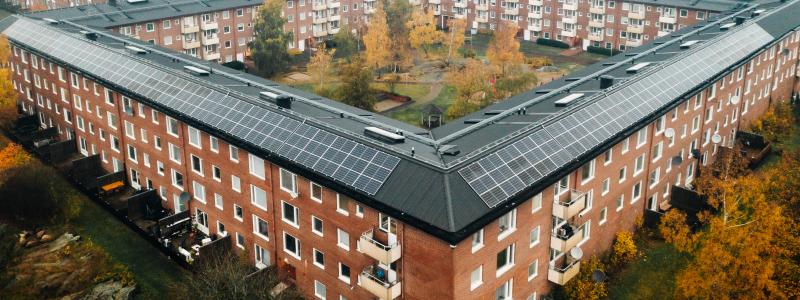 Med över 900 kW är solcellsinstallationerna i Norra Biskopsgården Bostadsbolagets största. Genom PowerShare-systemen kan solenergin också användas effektivare inom fastigheterna. Foto: Peter Nilsson, Ateljé Marie Fotostudio AB