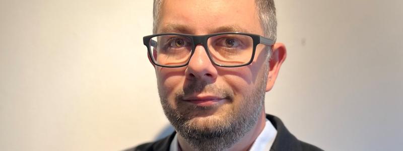 ”Vi är medvetna om att det kan finnas väntetider för vissa kunder men arbetar hårt för att minimera dessa och säkerställa en smidig övergång till solenergi,” säger Thomas Pettersson, produktansvarig på E.ON Energidistribution. Foto: E.ON