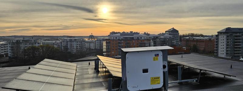 Solceller på tak i stadsmiljö producerar förnybar el redan från dagens första solstrålar. Bild av: Nordic Solar