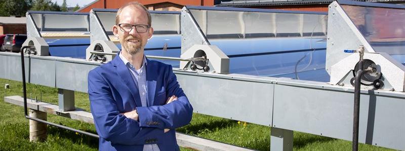 Absolicons vd Joakim Byström framför solfångaren T160. Foto: Lars Wahlström