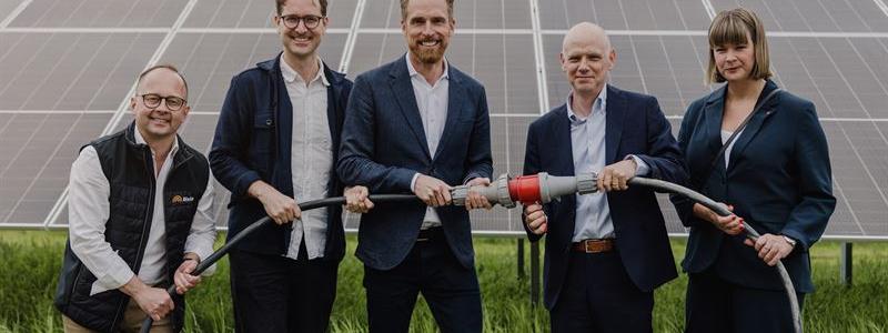 Från vänster Magnus Reitersjöv( ice VD på Bixia), Erik Martinson (VD och medgrundare Svea Solar), Christer Fogelmarck (koncernchef Parks and Resorts), Urban Granström (kommunstyrelsens ordförande Nyköping), Sofia Amloh (riksdagsledamot från Nyköping) 

Fotograf: Mickael Tannus.
