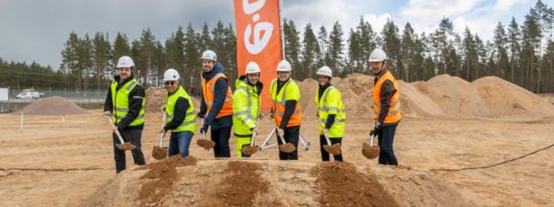 Fuat Volkan Cebe från Nordic Solar, Gahandyr Sarvari från ETC, Harald Överholm från Alight, Martin Höhler, vd för E.ON Energidistribution, Lars Rosander från KSO Hultsfred, Laetitia Prot, vd för Neoen Sverige, samt landshövding Allan Widman deltog vid ceremoniens första spadtag. Foto: Sofia Andersson, FotograFia