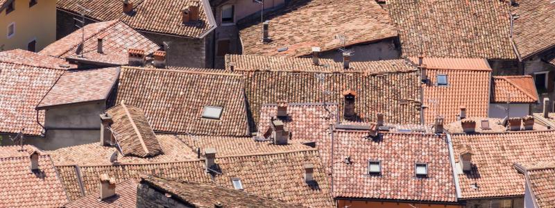 Forskarnas nya metod använder maskininlärning och satellitbilder för att identifiera tak med stor solenergipotential. Foto: Pexels
