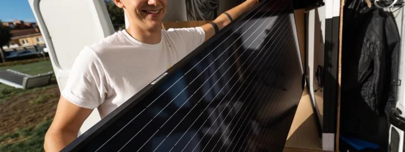 Produktionen av solcellsel växer starkt i Helsingborg och Ängelholm och det är bråda dagar för solcellsmontörer. Foto: Timo Julku.