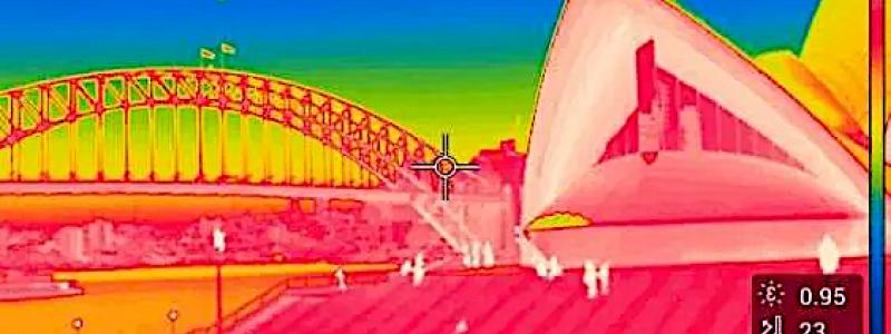 Med hjälp av en halvledarenhet omvandlar värmestrålningsdioden infraröd strålning till energi. På en termisk bild kan man se värmen som strålar ut från Sydneys hamn. FOTO: UNSW Sydney