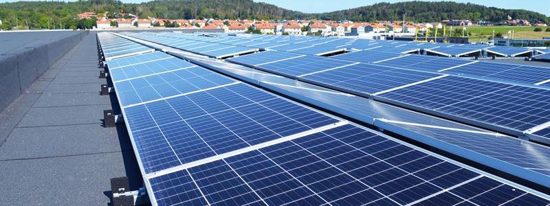 Solcellsanläggning på aPaks huvudlager i Mölndal. Foto: aPaks