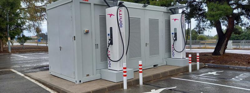 Allt fler företag installerar energilager för att kunna ge bättre laddservice åt besökare och anställda, något som kräver mycket effekt korta stunder. Eller för att generera intäktsströmmar och hantera dagens svängiga elpriser. Oavsett nytta har ABB skalbara och smidiga paketlösningar färdiga att snabbt driftsättas i företaget.
