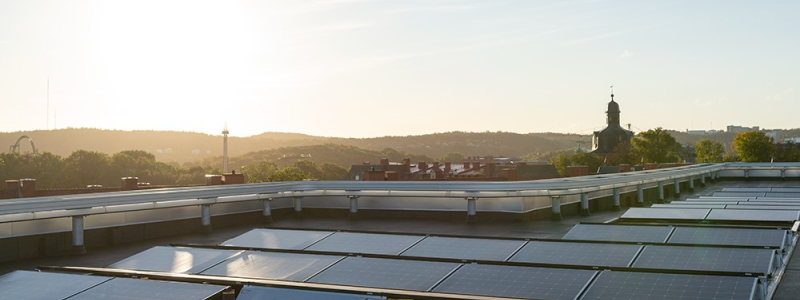 Solceller på Humanisten vid Göteborgs universitet. Foto: Akademiska Hus