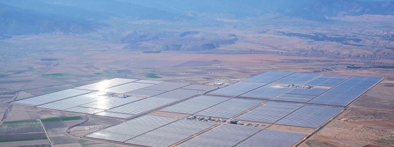 Andasols solkraftverk på 150 MW är ett kommersiellt solvärmekraftverk av typen paraboliska tråg, beläget i Spanien. Anläggningen använder tankar med smält salt för att lagra solenergi, vilket gör att el kan fortsätta produceras även när solen inte skiner. Foto: Wikipedia Commons Lic. Kredit: Kallerna