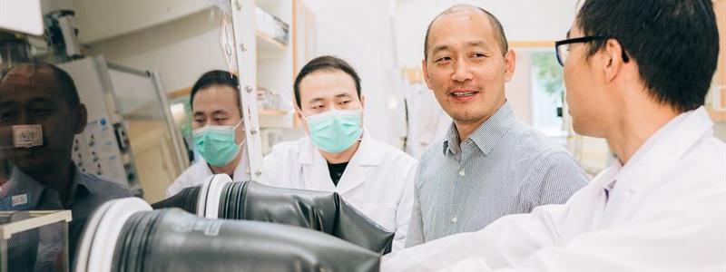 Tiankai Zhang, postdoktor, Feng Gao, professor och Feng Wang, biträdande universitetslektor, är del av den forskargrupp som står bakom upptäckten.. Foto: Anna Nilsen