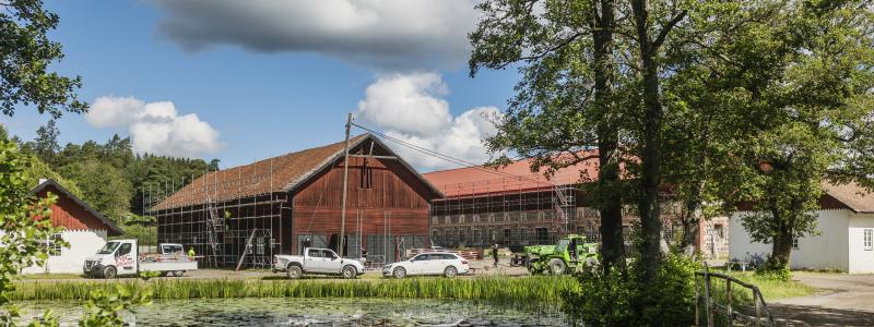 Berga säteri sätter upp solceller och siktar på att öka självförsörjandegraden av solenergi. ﻿﻿Satsningen genomförs i egen regi med visst stöd från Klimatfond Strängnäs. Foto Lina Östling