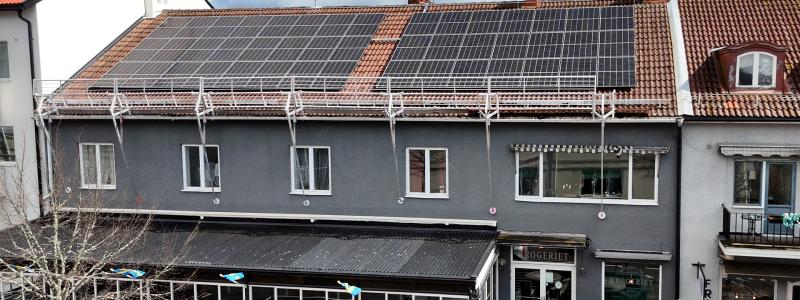 Här fångar Krogeriet solens kraft – med hjälp av solceller på taket genereras förnybar el för både verksamheten och framtiden.  Av: Anna-Karin Jeppsson