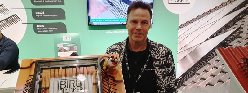 Anders Sjöstrand visar produkten