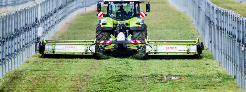 Skörd i agrivoltaisk solpark i tyska Donaueschingen. Foto: Next2Sun