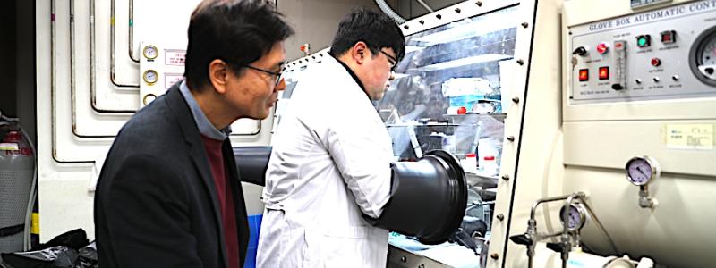Bilden visar hur sydkoreanska forskarlaget under ledning av professor Jong-sung Yu vid avdelningen för energivetenskap och teknik vid DGIST (president Kunwoo Lee) har utvecklat en innovativ teknik för att dramatiskt förbättra laddningshastigheten hos litium-svavelbatterier. Teamet använde ett nytt kvävedopat poröst kolmaterial för att lösa problemet med långsam laddningshastighet, vilket har hindrat kommersialiseringen av befintliga litium-svavelbatterier. Foto: DGIST